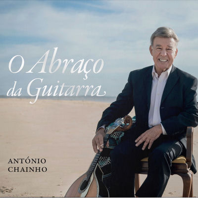 The cover of O Abraço da Guitarra by António Chaínho