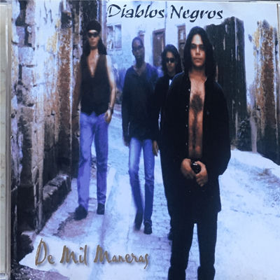 The cover of De mil maneras by Diablos Negros