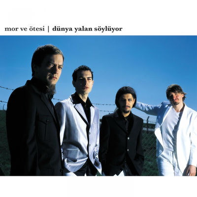 The cover of Dünya Yalan Söylüyor by Mor ve Ötesi
